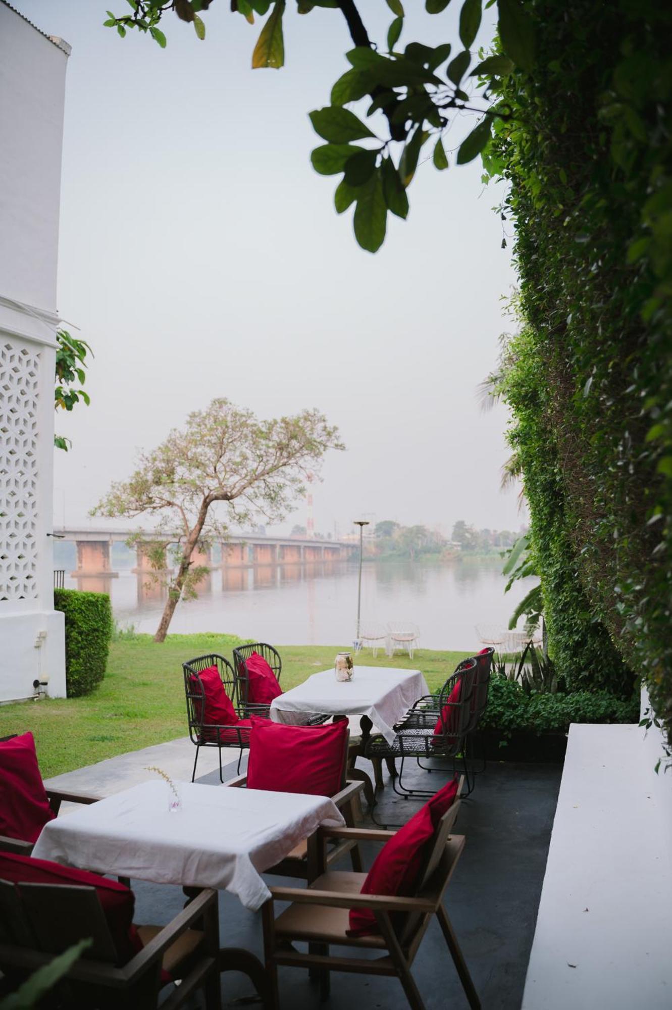 White Wall Riverfront Hotel Kamphaeng Phet Eksteriør billede
