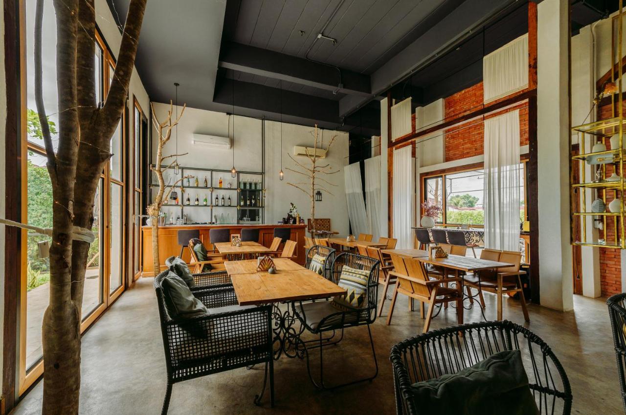 White Wall Riverfront Hotel Kamphaeng Phet Eksteriør billede
